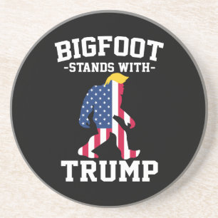 Bigfoot staat met Trump 2024 verkiezingen Zandsteen Onderzetter