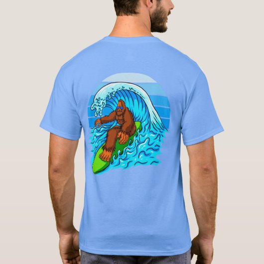 Bigfoot surfend Riding the Waves Fun Sasquatch T-shirt (Achterkant)