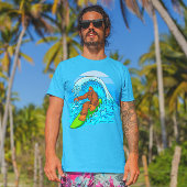 Bigfoot surfend Riding the Waves Fun Sasquatch T-shirt