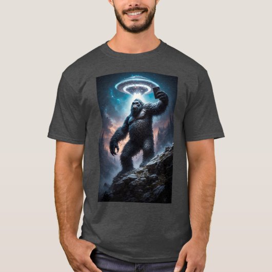 Bigfoot taking a Selfie with UFOs T-shirt (Voorkant)