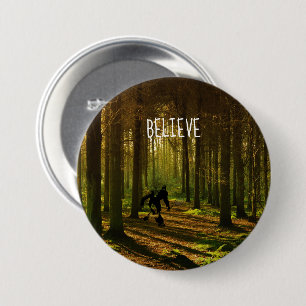 Bigfoot Tennis met Forest Background Ronde Button 7,6 Cm