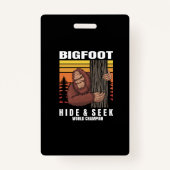 Bigfoot verstoppen in een boom retro badge (Voorkant)
