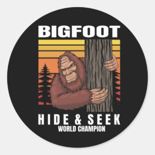 Bigfoot verstoppen in een boom retro ronde sticker