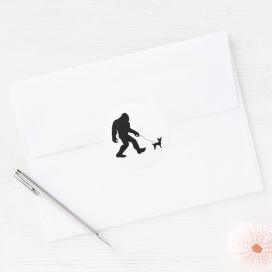 Bigfoot Walking Chihuahua Ronde Sticker (Envelop)