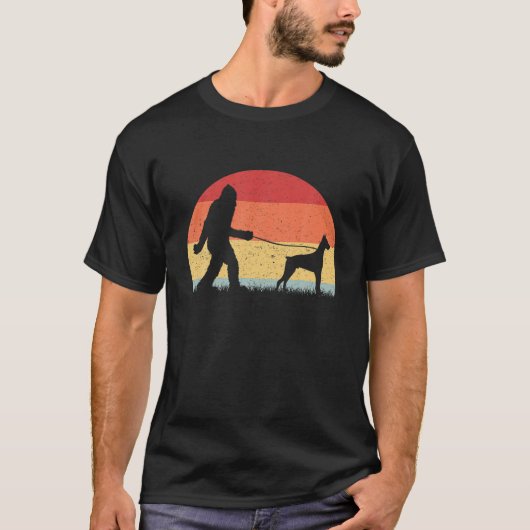  Bigfoot Walking Doberman Dog Sasquatch Fun T-shirt (Voorkant)