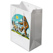 Bigfoot Walking His Dog Humorous Outdoor  Medium Cadeauzakje (Achterkant Gekanteld)