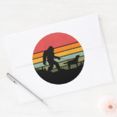 Bigfoot Walking Labrador Retriever Dog  Ronde Sticker (Envelop)
