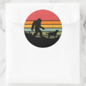 Bigfoot Walking Labrador Retriever Dog  Ronde Sticker (Tas)