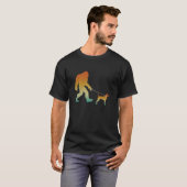 Bigfoot Walking Redbone Coonhound Funny Sasquatch T-shirt (Voorkant volledig)