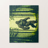 Bigfoot wandelt door het bos legpuzzel (Verticaal)