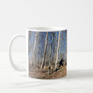 Bigfoot wandelt in het bos koffiemok