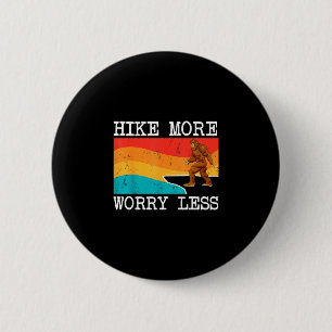 Bigfoot wandelt meer zorgen minder sasquatch wande ronde button 5,7 cm