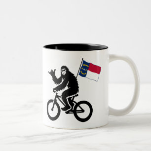 Bigfoot Wielrennen North Carolina Vlag Tweekleurige Koffiemok