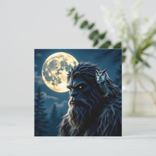 Bigfoot with Glowing Eyes and Owl on his Shoulder  (Staand voorkant)
