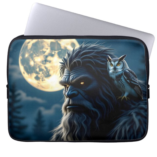 Bigfoot with Glowing Eyes and Owl on his Shoulder  Laptop Sleeve (Voorkant)