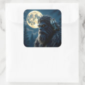 Bigfoot with Glowing Eyes and Owl on his Shoulder  Vierkante Sticker (Tas)