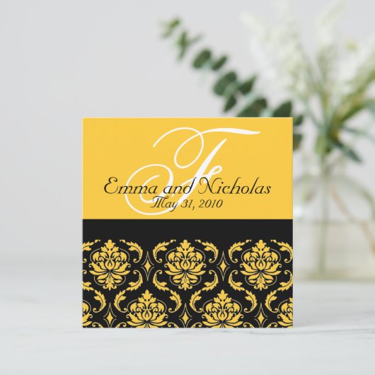 Biggen Uitnodiging Monogram Damask Yellow Back (Staand voorkant)