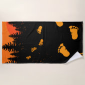 Bigvoetsporen bij zonsondergang strandlaken (Voorkant)