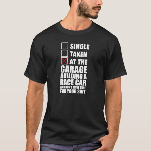 Bij de garage die een racewagen bouwt t-shirt (Voorkant)