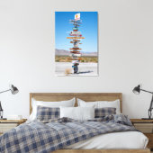 Bij de Wegwijzer Hier Voor Ons! (Vert) Canvas Afdruk (Insitu (Slaapkamer))