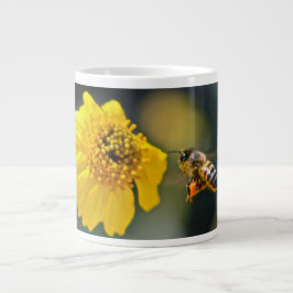 Bij die een gele bloem bestuift grote koffiekop