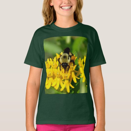 Bij die eet op vlinderonkruid wilde bloemen t-shirt (Voorkant)