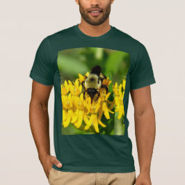 Bij die eet op vlinderonkruid wilde bloemen t-shirt