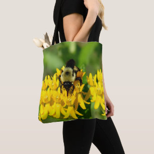 Bij die zich tegoed doet aan vlinderonkruid wilde tote bag