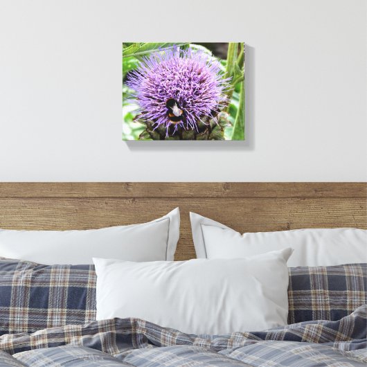BIJ EN DE ARTISJOKBLOEM CANVAS AFDRUK (Insitu (Slaapkamer))