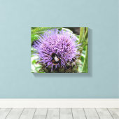 BIJ EN DE ARTISJOKBLOEM CANVAS AFDRUK (Insitu (Houten vloer))