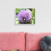 BIJ EN DE ARTISJOKBLOEM CANVAS AFDRUK (Insitu (Woonkamer))