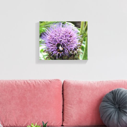BIJ EN DE ARTISJOKBLOEM CANVAS AFDRUK (Insitu (Woonkamer))