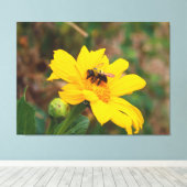Bij Fotograferen van Helder Gele Bloem Canvas Afdruk (Insitu (Houten vloer))