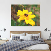 Bij Fotograferen van Helder Gele Bloem Canvas Afdruk (Insitu (Slaapkamer))