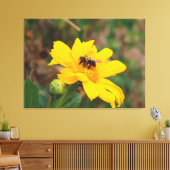 Bij Fotograferen van Helder Gele Bloem Canvas Afdruk (Insitu (Woonkamer))