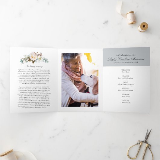 Bij het liefdevolle Memory Celebration of Life Pro Drieluik Uitnodiging (Binnen)