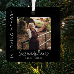 Bij het opslaan van geheugen | 5 Foto-collage | Me Metalen Ornament<br><div class="desc">Creëer een gedenkteken om uw geliefde te eren met ons aangepaste kerstboom ornament. Het ontwerp bevat een groot afbeelding aan de voorkant, met de naam en belangrijke data erin, plus een collage van 4 extra foto's aan de achterkant. Een prachtig sentiment, "In Loving Memory, " staat ook op de voorkant...</div>