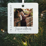 Bij het opslaan van geheugen | 5 Foto-collage | Me Metalen Ornament<br><div class="desc">Creëer een gedenkteken om uw geliefde te eren met ons aangepaste kerstboom ornament. Het ontwerp bevat een groot afbeelding aan de voorkant, met de naam en belangrijke data erin, plus een collage van 4 extra foto's aan de achterkant. Een prachtig sentiment, "In Loving Memory, " staat ook op de voorkant...</div>