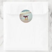 Bij het strand ronde sticker (Tas)