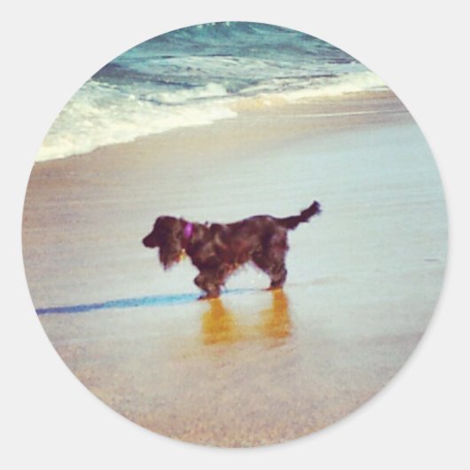 Bij het strand ronde sticker (Voorkant)