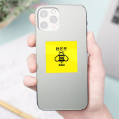 Bij is leuk met gele achtergrondontwerp sticker (Telefoon)