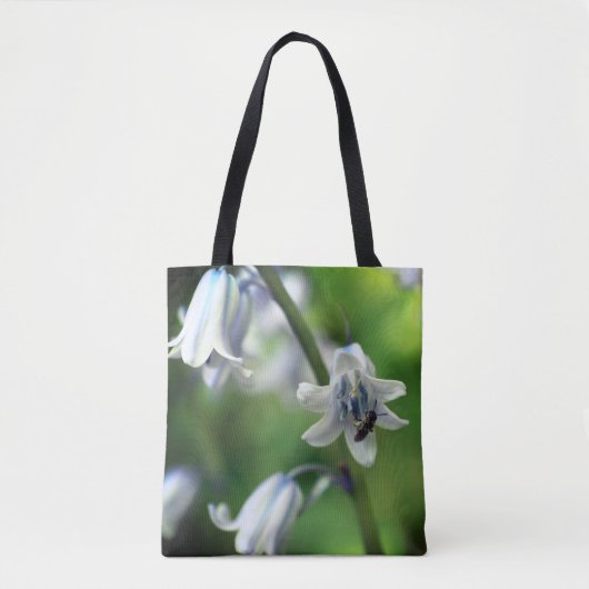 Bij op blauwe bloem Close-up  Tote Bag (Voorkant)