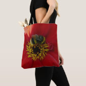 Bij op een rood bloemCanvas tas (Dichtbij)