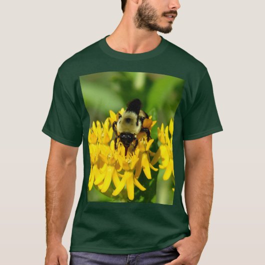 Bij op een vlinderonkruid bloem t-shirt (Voorkant)