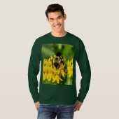 Bij op een vlinderonkruid bloem t-shirt (Voorkant volledig)