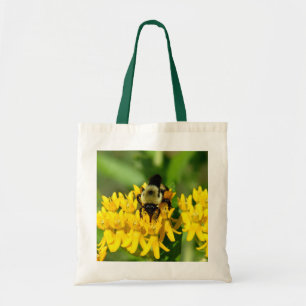 Bij op een vlinderonkruid bloem tote bag