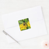 Bij op een vlinderonkruid bloem vierkante sticker (Envelop)