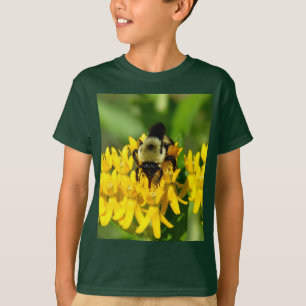 Bij op een vlinderonkruid wilde bloemen aan het fe t-shirt