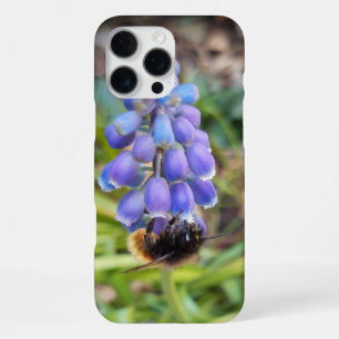 Bij op Muscari Armeniacum, druifhyacint iPhone 16 Pro Max Hoesje