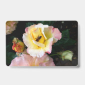 Bij op roze gele rozen bloemen badge (Achterkant)